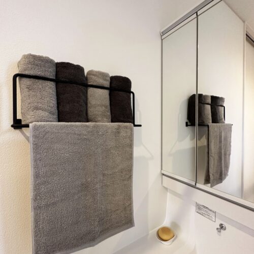 洗面台の横にはタオルストッカー付きのタオル掛け！  社員一同、心を奪われました♡  お施主様の支給品なのですが、便利でオシャレで言うことなしです！