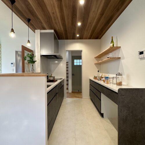 О様邸は、キッチンから玄関ホールへも行くことができる回遊動線になっています。こちらの写真は、キッチンから玄関ホールにあるトイレに向かって撮影したもの。 キッチンからすぐに行けるのもうれしいポイントですね。