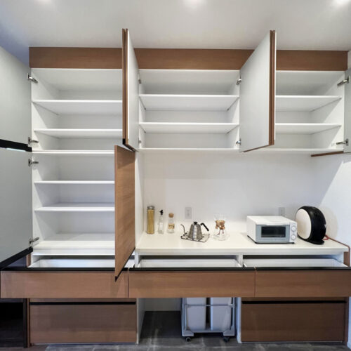 キッチン背面には大容量のカップボード！お気に入りの食器をたくさん収納できますね♪  下にはゴミ箱用のスペースもあるのでとっても便利(*^^)v     カップボード：リクシル シエラS21　クリエラスク/ブラックスリムW2730