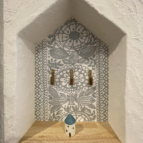 家族用玄関に設けたお家のカタチをした鍵ニッチ♪  アクセントクロスが可愛い♡