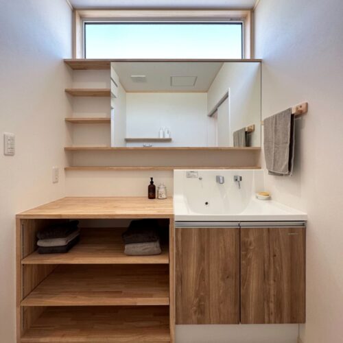 洗面化粧台は、タカラスタンダードのエリシオを。  洗面台に合わせて、大工さんお手製の造作棚も付けられました。  タオルや着替えもしっかり収納でき、造作棚の上は作業台としても利用できそう！  高窓から差し込む光は、お化粧するにはうれしい自然光ですよね(*´ω｀)