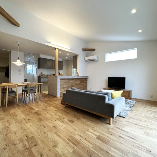 リビングの床材は無垢のオークをチョイス！  ウィスキーの樽や家具などにも利用されているオーク材は、色味や木目が美しく、インテリアに合わせやすいのが人気の一つですね♪     床材：オークラスティック