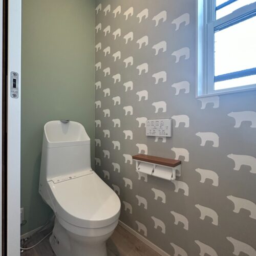 北欧系のアクセントクロスです。  優しい色合いに愛らしいルックスのシロクマ模様でほんわかします。