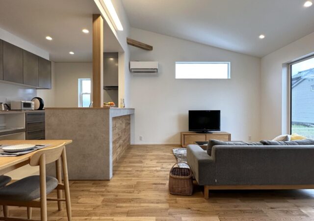 オシャレな玄関ポーチから始まる、勾配天井で開放的な空間を叶えたナチュラルモダンな家