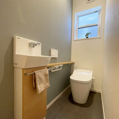 クロスの一面の色を変えることで（アクセントクロス）、トイレ全体の印象が変わりますよね。  クロス（3面）：リリカラ　LRP-73121  アクセントクロス：サンゲツ　RE-51082