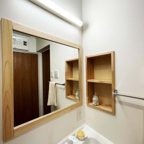 洗面に造作ニッチ棚と鏡を付けました。洗面は使い勝手を考えLIXILのオフト。使わない収納が付いた鏡は取り付けず、ひのきの木枠を付けた鏡にしました。収納がない分、厚みがなくスッキリした空間になります。