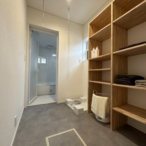 脱衣所に大容量の造作棚を設けました！  タオルやパジャマなど家族全員の分を収納してもまだ余裕がありそうです。  棚の一番下には板が無いので洗濯カゴを置くのにも良いんですよ(^o^)／