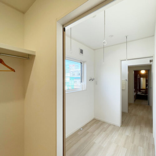 ファミリークローク → サンルーム → 洗面室 → 脱衣室 → お風呂  水回りから収納まで直線でつながっているので、ママにとっては最高の間取りです！