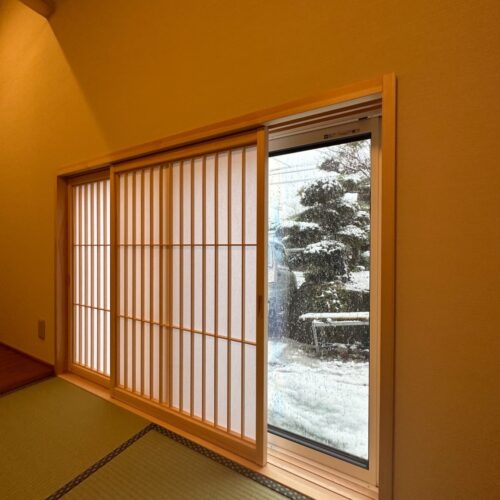 座って庭を眺めたい…とのご要望から、和室には地窓を設けました。  ちょうど雪が降っていたのでとても素敵な1枚に☆彡  庭を眺めながらゆっくりお過ごしくださいね(*^^*)