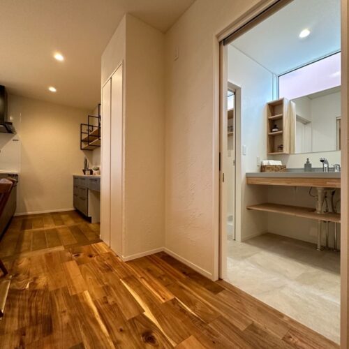 キッチン横の扉を開けると水回りへと繋がります。  何かとキッチンに立つ時間が多いママには嬉しい間取り！  お子様がお風呂に入っている時や、洗濯をしたい時などもサッと行けるのが羨ましい♪