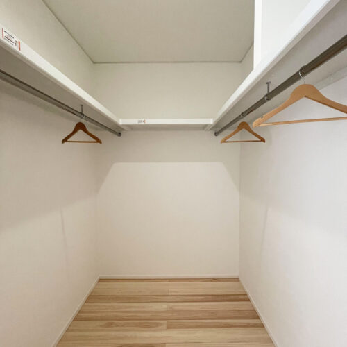 二階に設けたファミリークローゼットは扉がないオープンタイプ！  両手がふさがっていてもスッと入って片付けれるのは嬉しいポイント♪  クローゼット内には枕棚とパイプハンガーを取り付けました。  パイプハンガーは収納しやすいのはもちろんのこと、パッと見て洋服が区別できるので片付けや身支度の時短にも繋がりますよね(^^♪