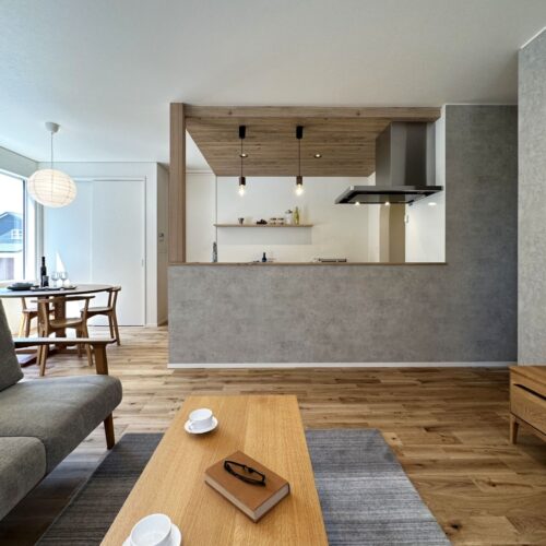 リビングの一角とキッチン腰壁にはグレーのクロスをチョイス★  真っ白のカワイイお家の中にも、グレーのカッコ良さが交わり素敵な空間になりました！