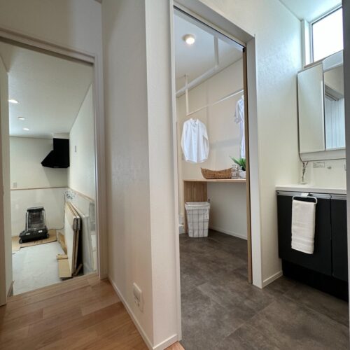 左は店舗側へ行く動線、右側は洗面やランドリールームです。店舗と住居が一緒になった店舗併用住宅なので、仕事の合間に洗濯物や洗い物など、お家のことができるのも店舗併用住宅のメリットですね(^_-)-☆