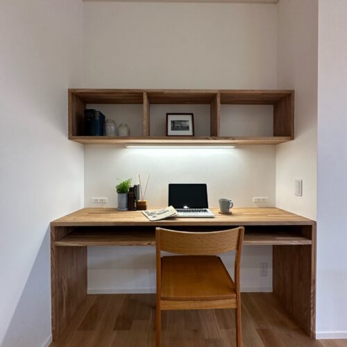  ＬＤＫの一角に設けたワークスペース。  壁の一部にFEボードを施工したので、学校のお便りなどを貼っておくことができます！  お子様のお絵描きや宿題スペースとしても重宝しますね♪