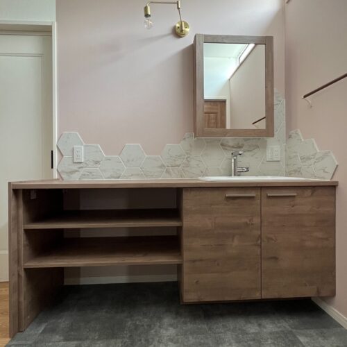 洗面台はTOTOのドレーナを選ばれました♪  広々使えるのが喜ばれるTOTOドレーナ(*´ω`*)  ヘキサゴンのタイルがお洒落♡