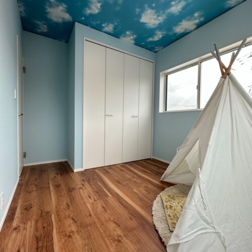 お部屋の天井が空模様に♡こちらは子供部屋になります。毎朝、気持ち良くお目覚めができそう（●＾o＾●）