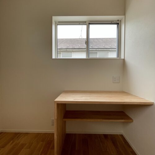 子ども部屋の造作机です。  後で机を購入する手間も省けるし、机はシンプルなもので十分です(小・中学生母の気持ち(ﾟ∀ﾟ))。
