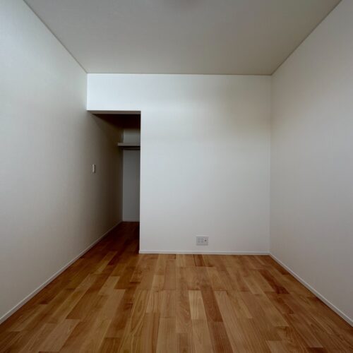 白いクロスで落ち着いた雰囲気に♪シンプルな寝室です(^o^)  隣にはファミリークローゼットがあります♪