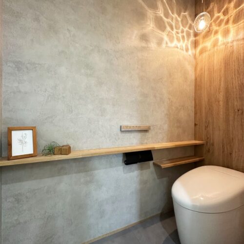 まるでカフェのようなトイレ空間。カウンターは大工さんのお手製です。  好みの雑貨やディフューザーなどを飾り、自分好みの落ち着ける空間に☆