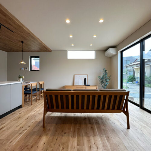 19.2帖のLDK。  床材はオークです。傷がつきにくく、劣化に強い特徴があります。