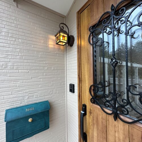 玄関ドアは、YKKのヴェナート。 玄関ドア・ポスト・ポーチライトがとってもかわいい玄関です。