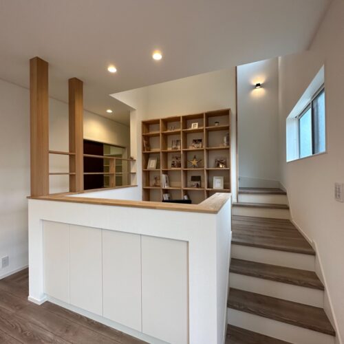 スキップフロアの前面には収納スペースも確保！リビングで使用する小物類はこちらに収納。収納はいくらあっても困らない!(^^)!