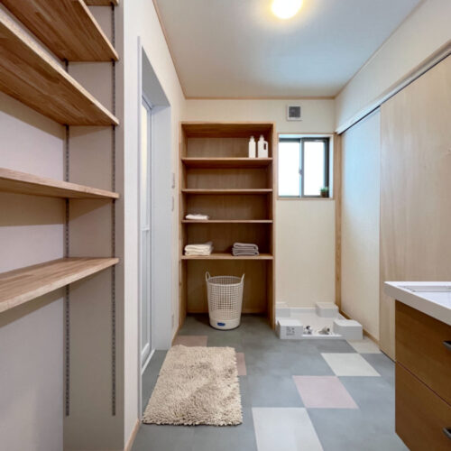 脱衣室のフロアタイルは同じシリーズを色違いで貼り、可愛いアクセントに(^^♪  用途に合わせた造作棚は、収納するものに合わせて高さ調節できるように可動レールを取り付けました。     フロアタイル：サンゲツ シュガリー　GT-868・GT-870・GT-871（市松貼り）