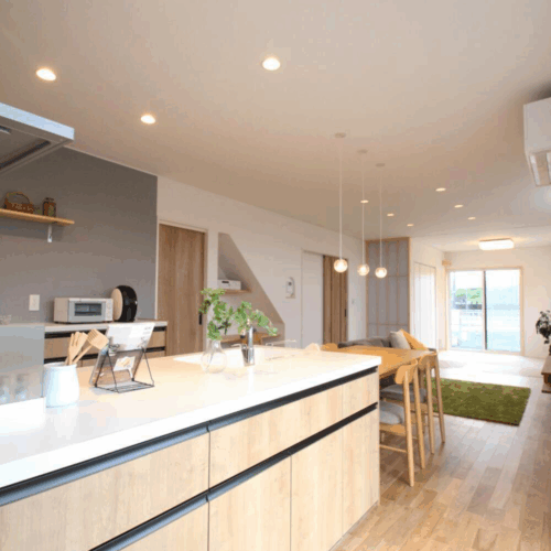 開放的なリビング空間(^○^)  どこにいても家族の様子を見ることができますね♪  キッチン腰壁の収納量も抜群です！