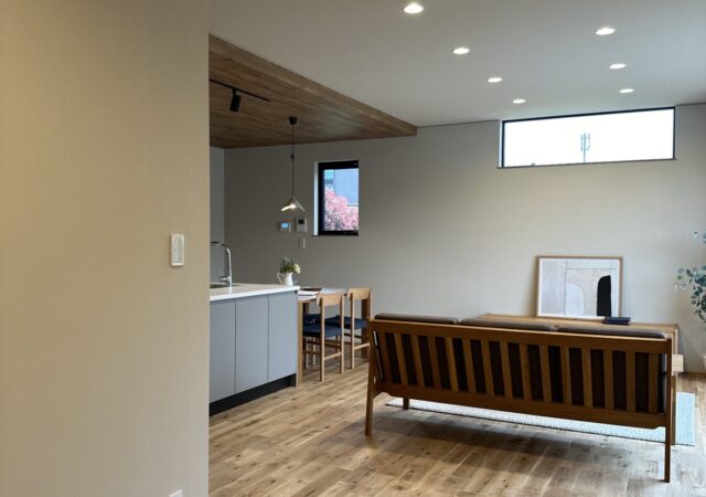 シンプルなお洒落さと快適さを叶え、ライフスタイルの変化に寄り添う家