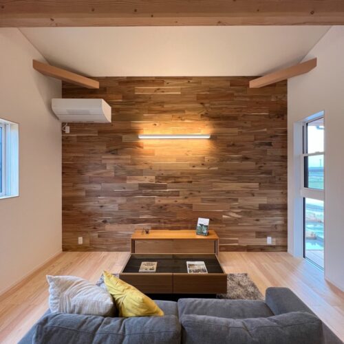 リビングの壁はアカシアの板貼りを施工しました♪  こちらも玄関・テラス同様、大工さんが一枚一枚心を込めて貼りました。  梁と板張りの相性がなんとも素敵☆彡ずっと見ていられますね～(*^^*)     壁の一部：無垢アカシアの板貼り  無垢フローリング：ひのき