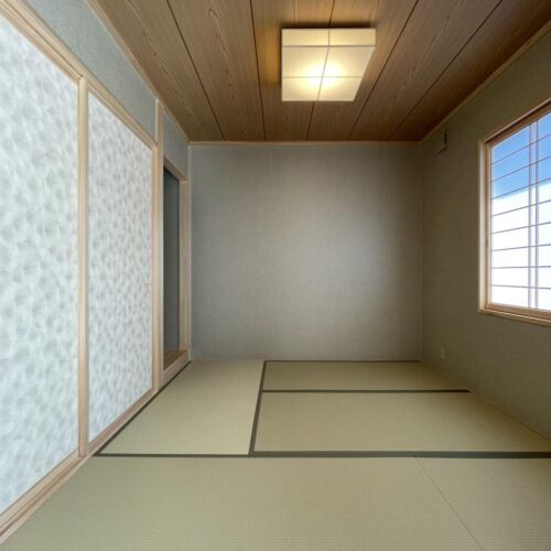 リビング横には和室スペースを設けました。  扉を閉めれば個室として使用できるので、来客者の宿泊スペースやお子様のお昼寝などにも使えて便利です★
