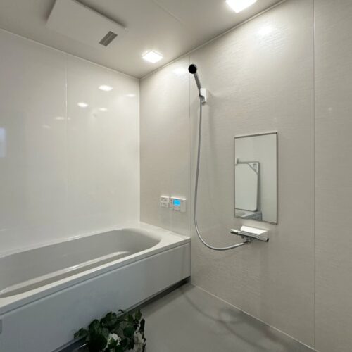 窓もカウンターもなしにした、シンプルなお風呂です。  色合いもシンプルに。  1.5帖の広々バスルームです(*^^*)