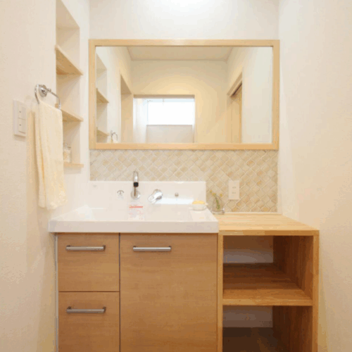 既製品の洗面台に可愛らしいコラベルタイルを組み合わせた洗面スペース♡  洗面横には造作カウンター。壁にはちょっとした物を置けるように埋め込みニッチを設けました。