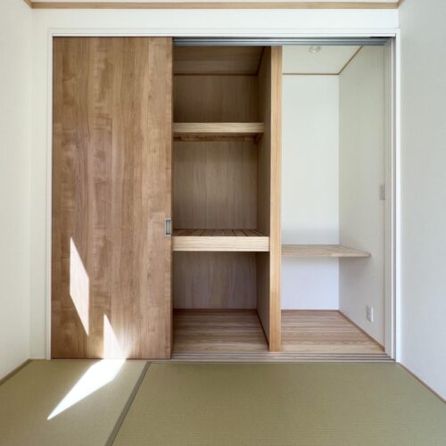 和室の収納は三枚引き戸。向かって右側は仏間スペース、左側は収納スペースで枕棚と中段を設けました。  仏間スペースのみを開ければ収納部分は隠れ、逆に引き戸を右側に寄せると収納スペースがオープンになり、片付けもラクラク♪