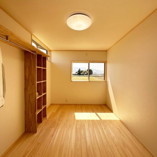 洋室(7.5帖)のグリーンのアクセントクロスの反対側です。  造作棚には、本を収納される予定とお聞きしたので、高さも合わせて造りました(^^)