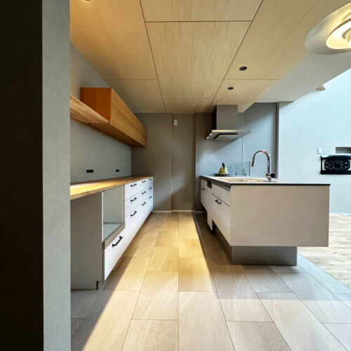 キッチンとカップボードはPanasonicのラクシーナ！お色はアースホワイトをチョイスされました(^o^)丿奥の壁のへこんでいるスペースは下地にFEボードが施工してあるのでマグネットのつく壁になっています！レシピを貼ったり、メモを貼ったりと◎優しい色合いのキッチン空間になりました♡