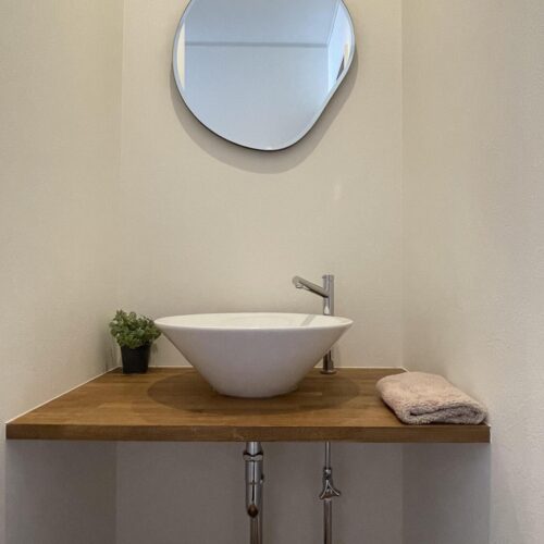 トイレの手前には手洗いスペースを設けました。  造作にすることでスッキリとした仕上がりになります。     洗面ボウル：パパサラダ　WB146