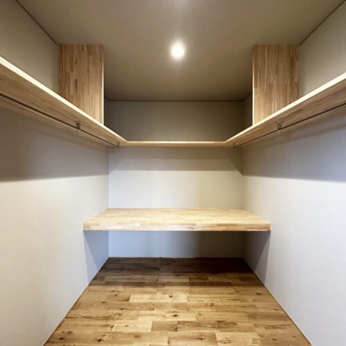 寝室に併設したウォークインクローゼットは、パイプハンガーのほかに中段を施工。  季節物の洋服や布団なども楽々収納できます！  パイプハンガーの上には枕棚もあるので、かばんや帽子なども収納可能◎