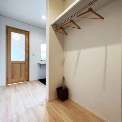 玄関入ってすぐの位置に設けたパイプハンガー。こちらはコートやジャケットなどを掛けておけます。  リビングへ向かう動線から外した位置というのも嬉しいポイント★  1365mmなので家族分たっぷり掛けることができます♪上には枕棚もあるので、かばんや帽子も置けちゃいます◎