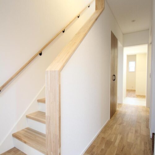 階段下のデッドスペースは扉付きの収納スペースとして活用！  少しでも収納スペースがあると嬉しいですよね!(^^)!