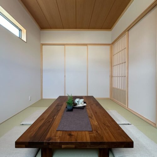 玄関ホールから直接入れる和室。リビングを介さず来客者を通せるのが嬉しい！  襖を閉めれば個室として、開ければリビングと繋がり開放的に使用できます♪