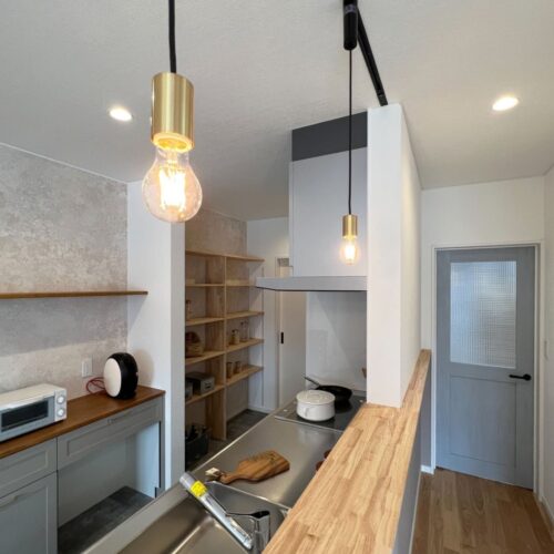 キッチンカウンターの上には可愛らしい電球型ペンダントライト♡  自分好みを取り入れることで、毎日のお料理も楽しく作れますよね♪     ペンダントライト：DAIKO DPN-41062Y