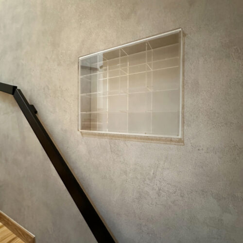 階段途中にショーケースが飾れるようにニッチを設けました。