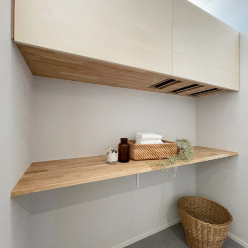 脱衣室に設けた造作棚にはタオルストッカーを設けました。三箇所あるのでサイズ違いで使い分けすることも出来ます。手が濡れた状態でもシュッと取り出すことができるし、タオルの収納も楽になりそう！