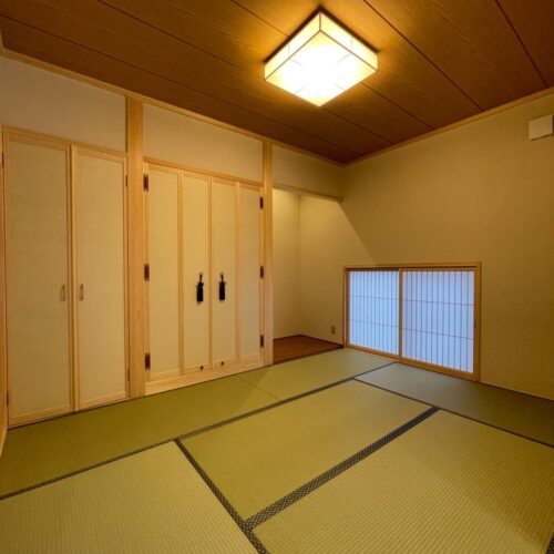 リビングと続き間の和室は柱を見せる真壁仕様に。  座って庭が望めるように地窓を設けました。