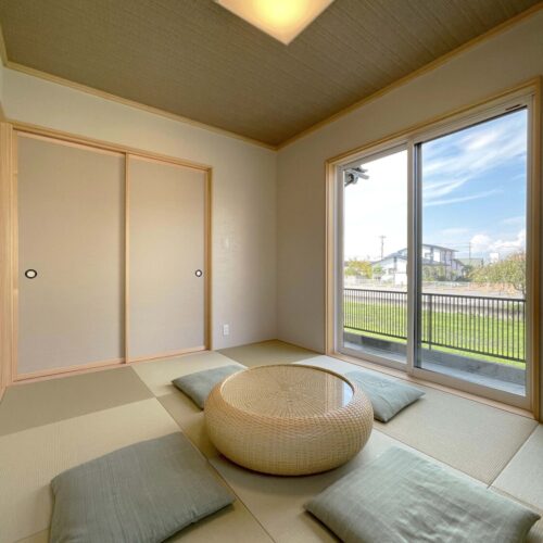 リビングに面した6畳の和室。来客時のおもてなしや、近しい方のお泊りに使えますね。畳はイグサではなくダイケンの和紙畳（若草色）を選択。色が違って見えますが、若草色しか使っていません。畳の目の方向が互い違いになるよう敷くことで色が違って見えます。