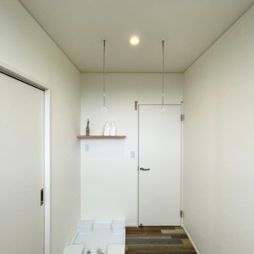 フロアタイルがかわいいサンルーム。  3帖の広さです。  （フロアタイル：サンゲツ WD-1106）