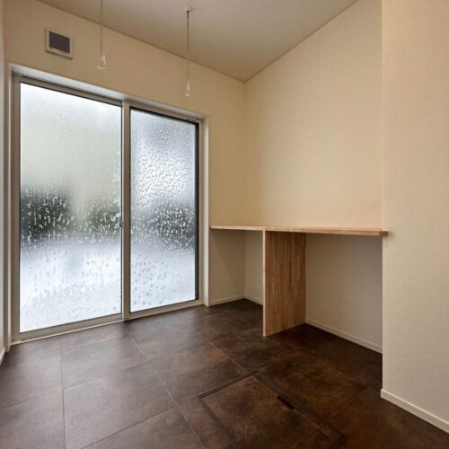 長年住み慣れた土地だからこそ分かる風の通り道や日の入り方を考慮し、サンルームには大きな窓を取り付けました。  洗濯物もあっという間に乾きそうですね♪  羨ましい～( *´艸｀)