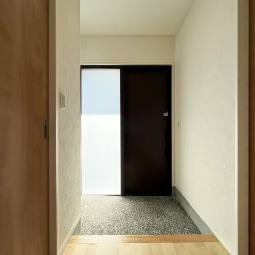 玄関側からの目線ではなく、ご家族が出かける際の『行ってきまーす』の目線で♪  玄関ドアは引き戸タイプ。  ガラス部分は明かり窓として外からの光を取り入れ、玄関内を明るくしてくれます☆  今日も元気に行ってきまーす(*´▽｀*)     玄関ドア：YKK 片引き戸 片袖FIX / デザインC10