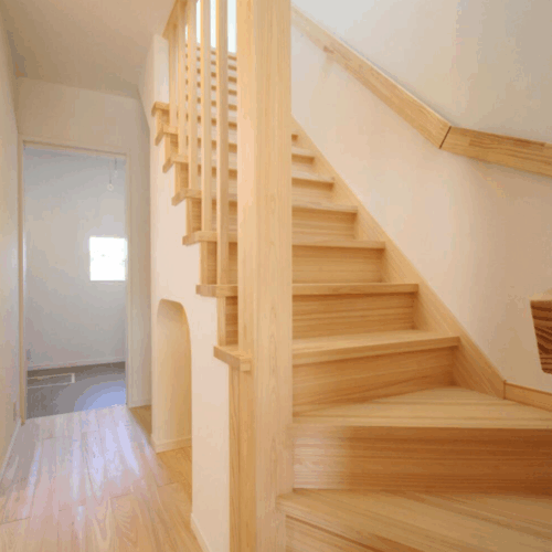 ひのきの階段にウッドワンのボードレールをチョイス(*^^)v  ナチュラルな温かみのある階段になりました。